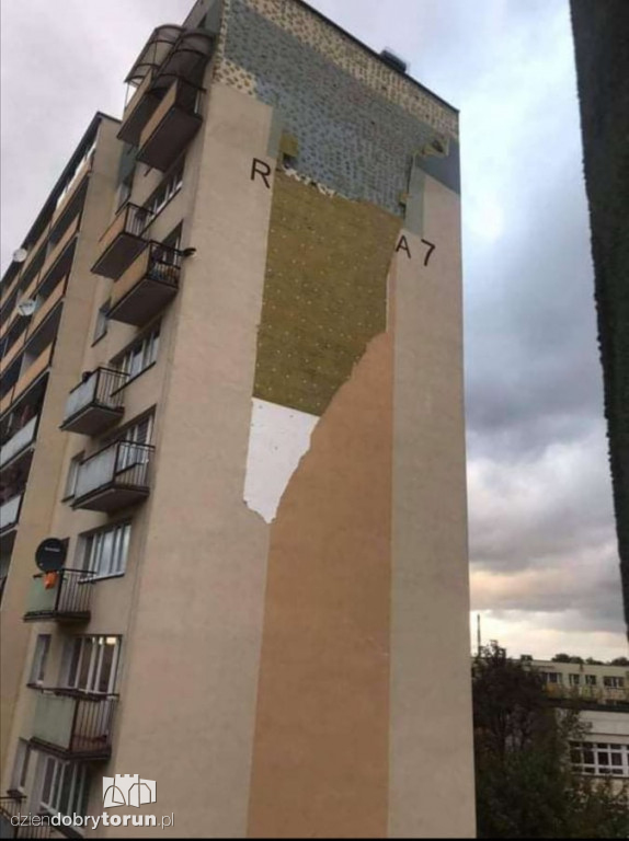 Toruń: wichura zniszczyła elewację wieżowca