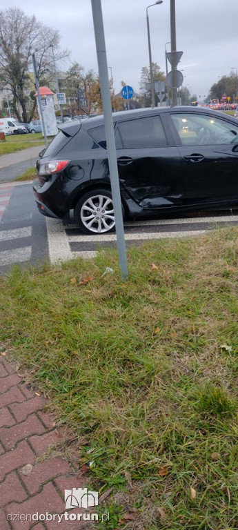 Toruń: kolizja na rondzie na Koniuchach