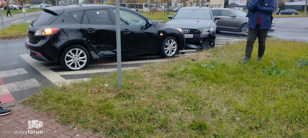Toruń: kolizja na rondzie na Koniuchach