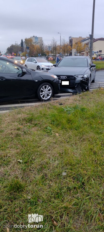 Toruń: kolizja na rondzie na Koniuchach
