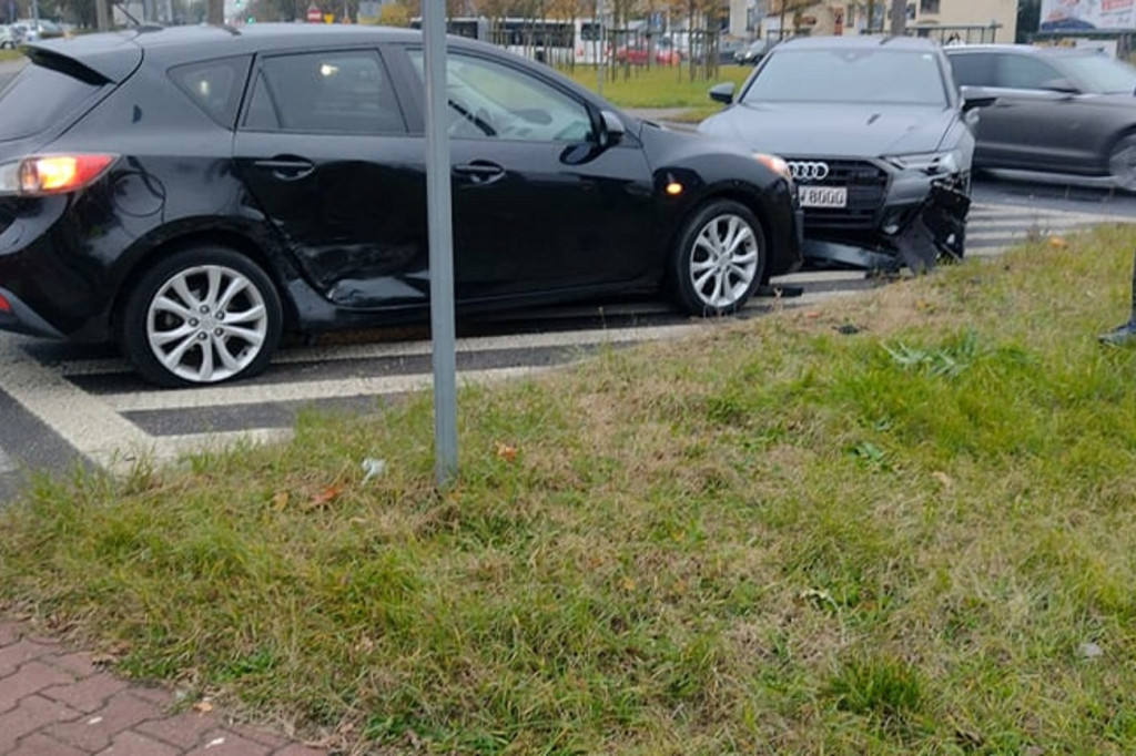 Toruń: kolizja na rondzie na Koniuchach
