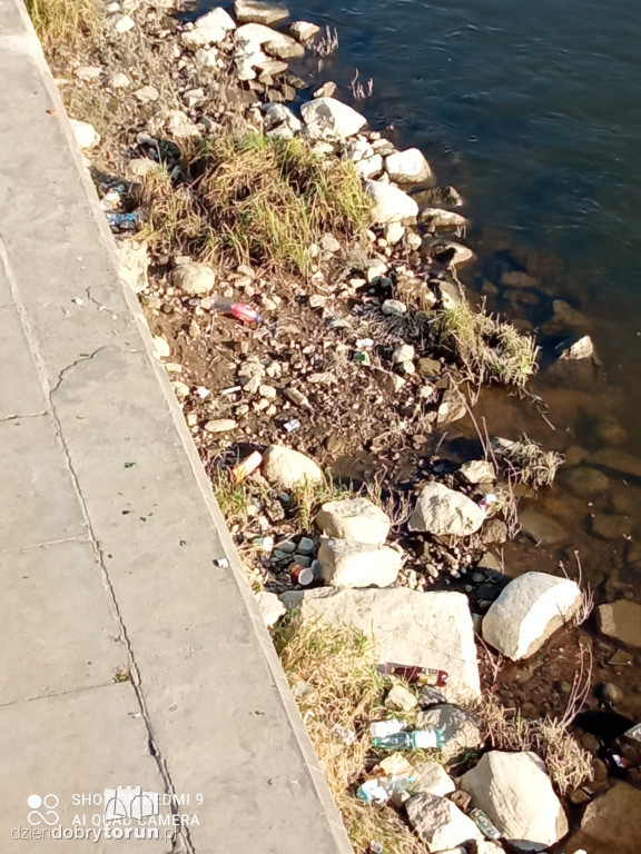 Toruń: śmieci na Bulwarze Filadelfijskim