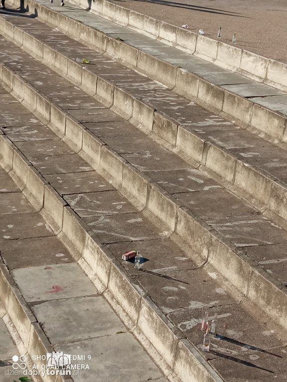 Toruń: śmieci na Bulwarze Filadelfijskim