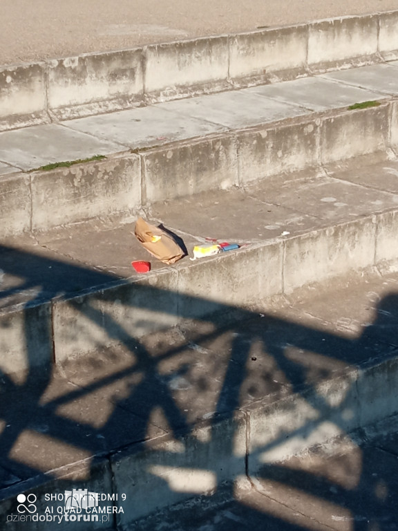 Toruń: śmieci na Bulwarze Filadelfijskim