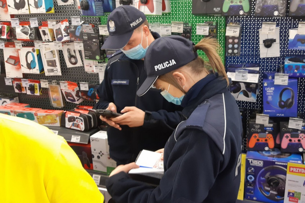 Kontrole policji w toruńskich galeriach