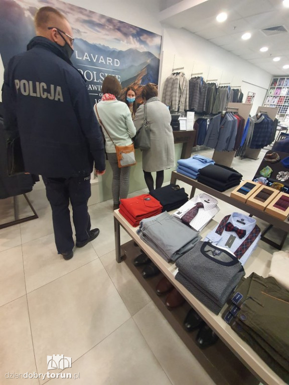 Kontrole policji w toruńskich galeriach