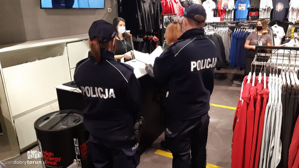 Kontrole policji w toruńskich galeriach