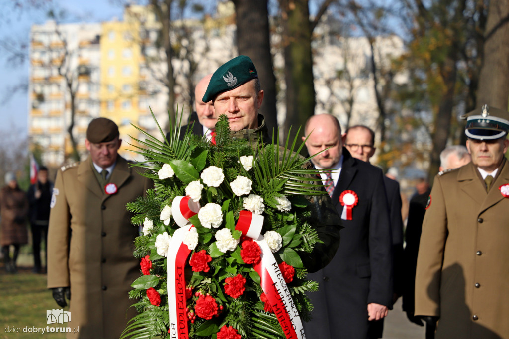 Złożenie kwiatów w miejscach Pamięci Narodowej