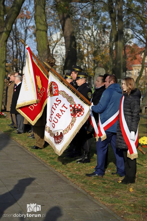 Złożenie kwiatów w miejscach Pamięci Narodowej