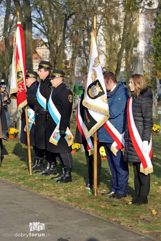 Złożenie kwiatów w miejscach Pamięci Narodowej