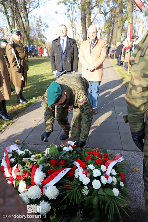 Złożenie kwiatów w miejscach Pamięci Narodowej