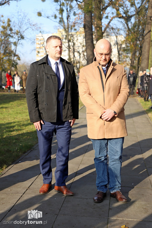 Złożenie kwiatów w miejscach Pamięci Narodowej