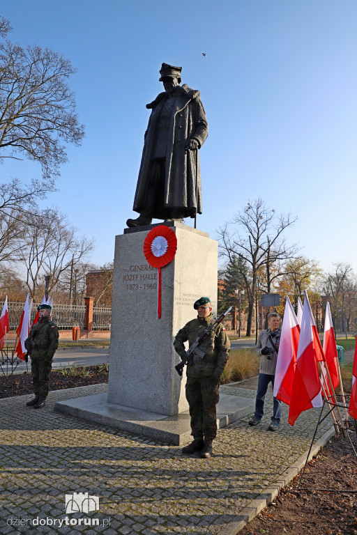 Złożenie kwiatów w miejscach Pamięci Narodowej