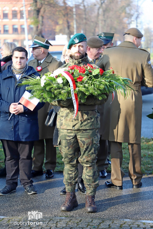 Złożenie kwiatów w miejscach Pamięci Narodowej