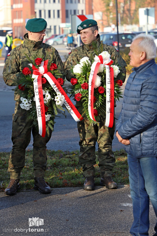 Złożenie kwiatów w miejscach Pamięci Narodowej