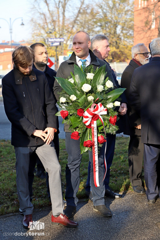 Złożenie kwiatów w miejscach Pamięci Narodowej