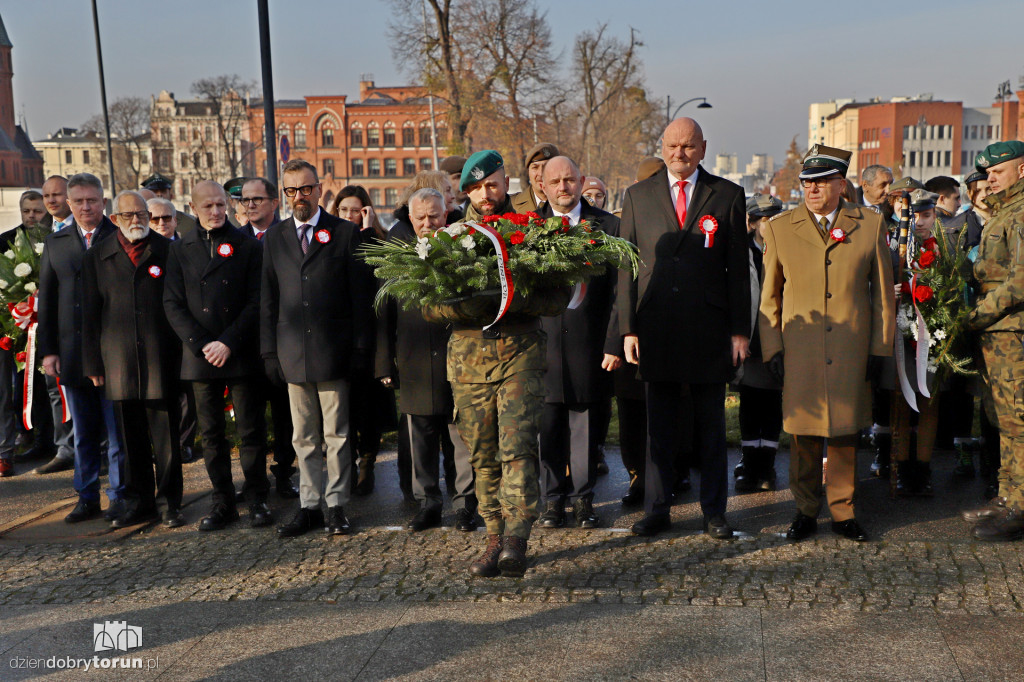 Złożenie kwiatów w miejscach Pamięci Narodowej