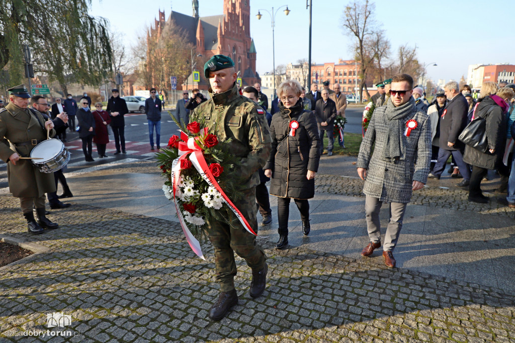 Złożenie kwiatów w miejscach Pamięci Narodowej