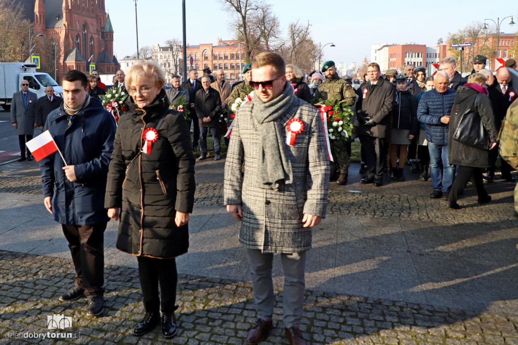 Złożenie kwiatów w miejscach Pamięci Narodowej