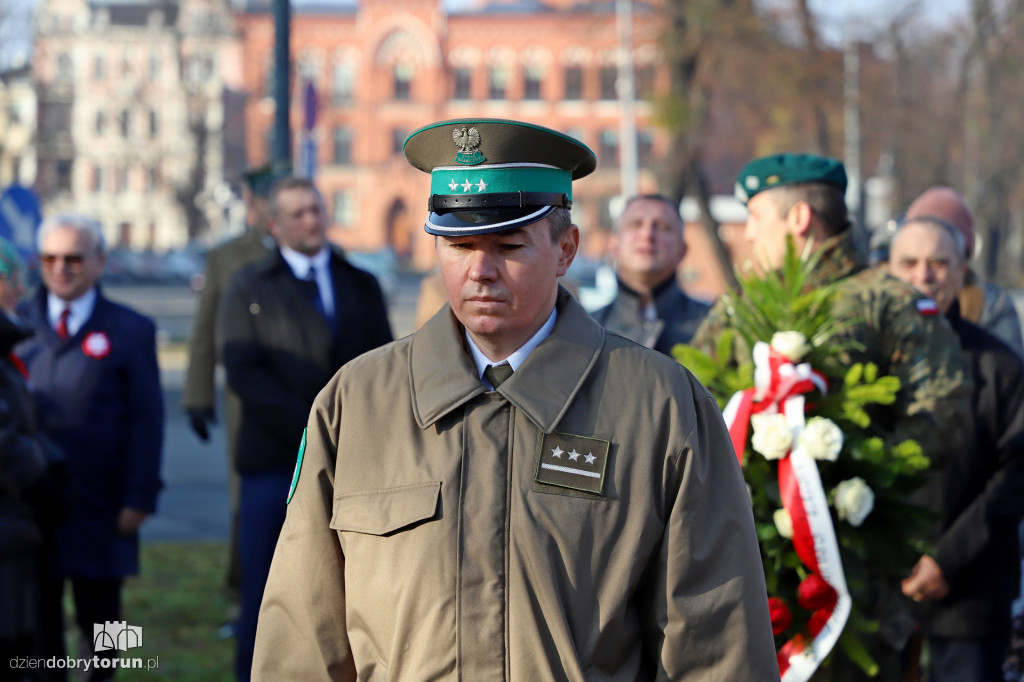 Złożenie kwiatów w miejscach Pamięci Narodowej