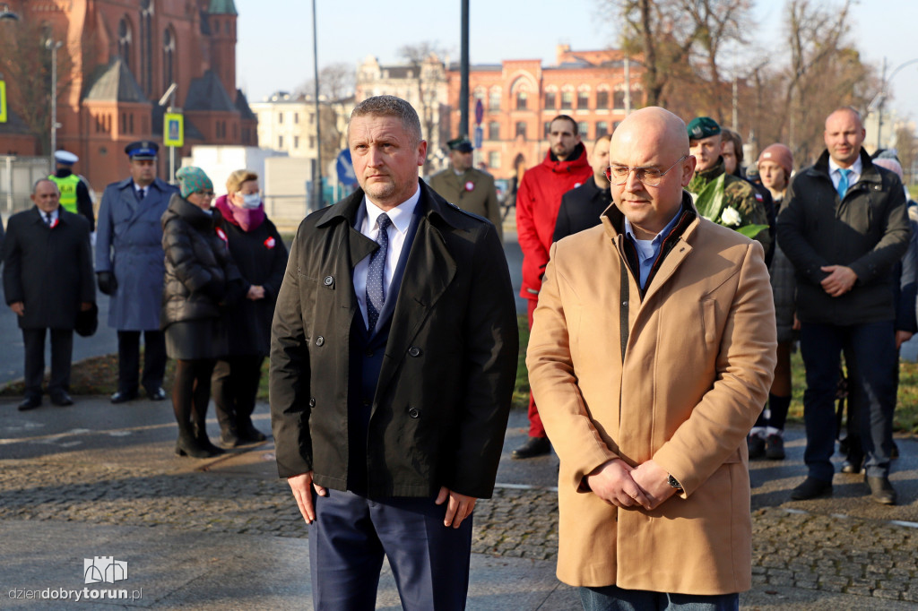 Złożenie kwiatów w miejscach Pamięci Narodowej