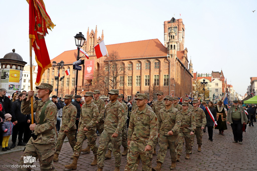 Przemarsz pod pomnik Marszałka Józefa Piłsudskiego