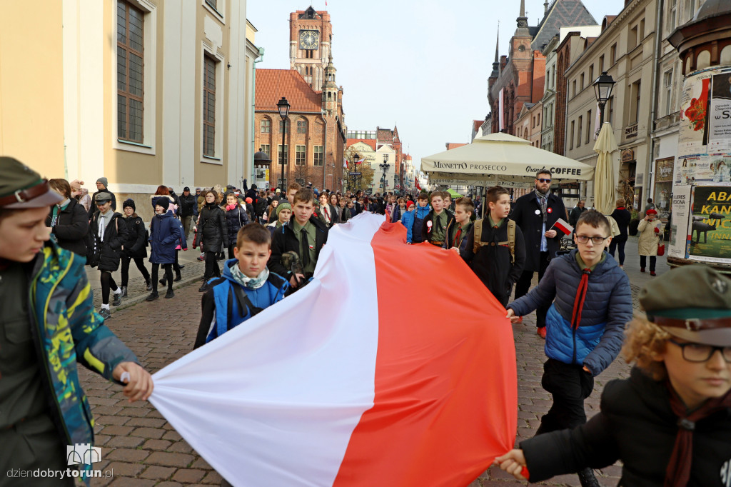 Przemarsz pod pomnik Marszałka Józefa Piłsudskiego