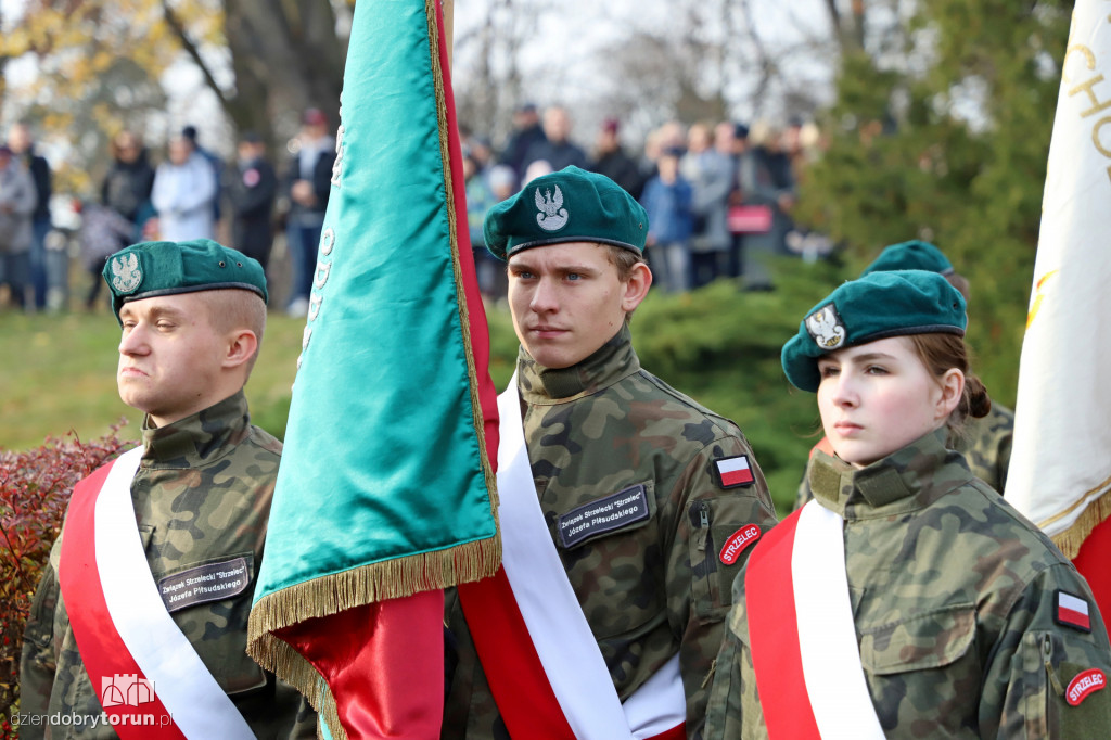 Uroczystość pod pomnikiem Józefa Piłsudskiego
