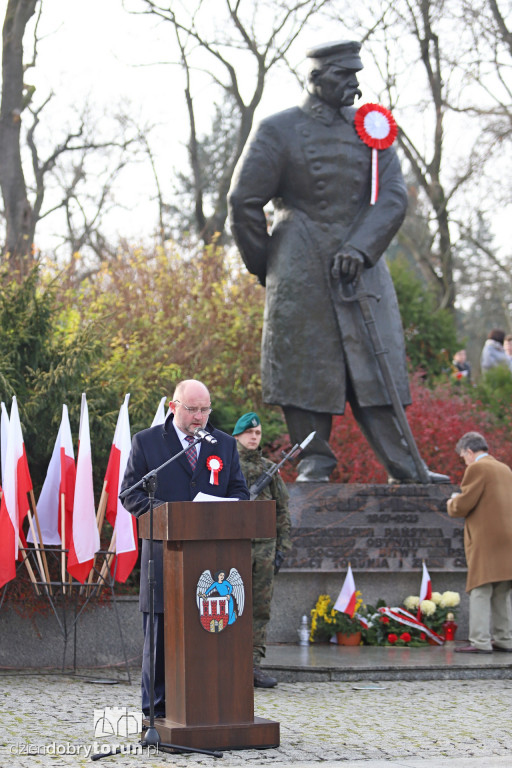 Uroczystość pod pomnikiem Józefa Piłsudskiego