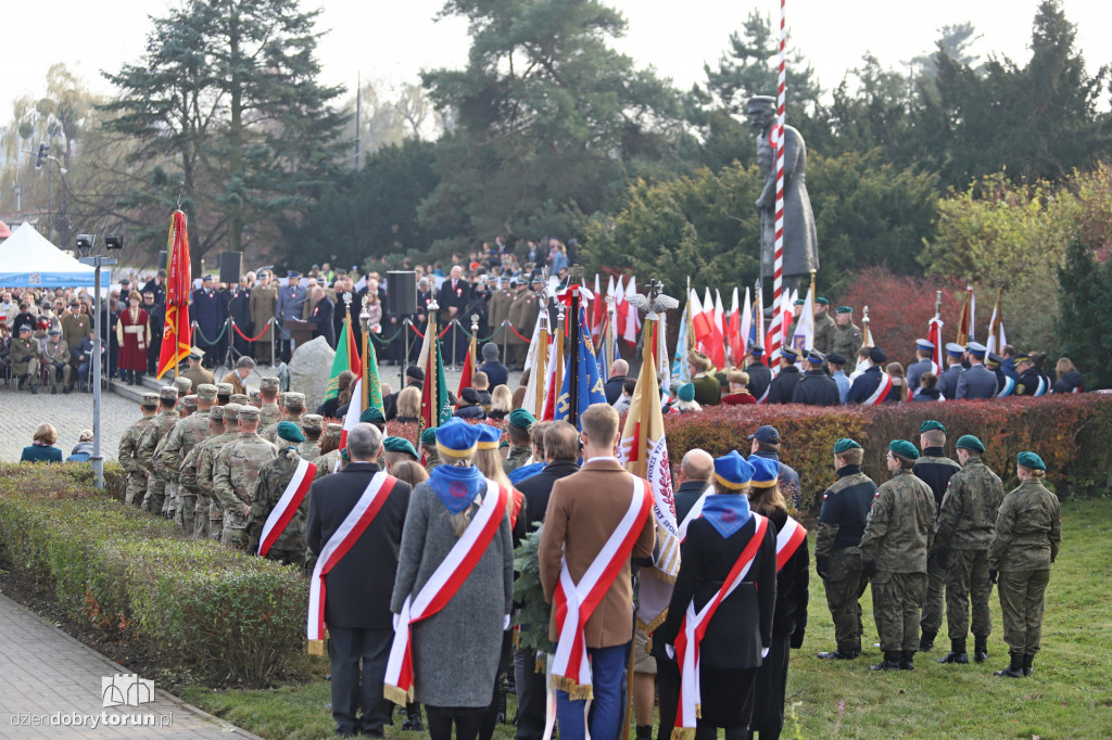 Uroczystość pod pomnikiem Józefa Piłsudskiego