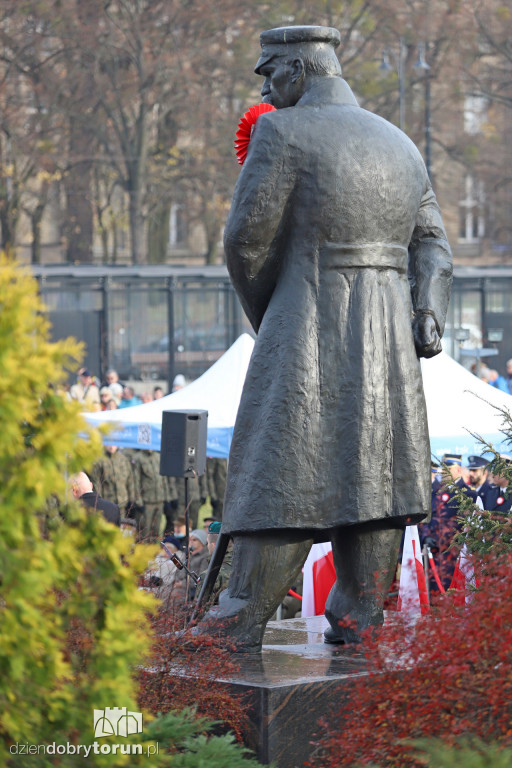 Uroczystość pod pomnikiem Józefa Piłsudskiego