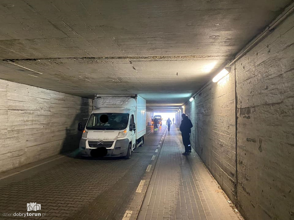 Toruń: auto zaklinowało się pod wiaduktem