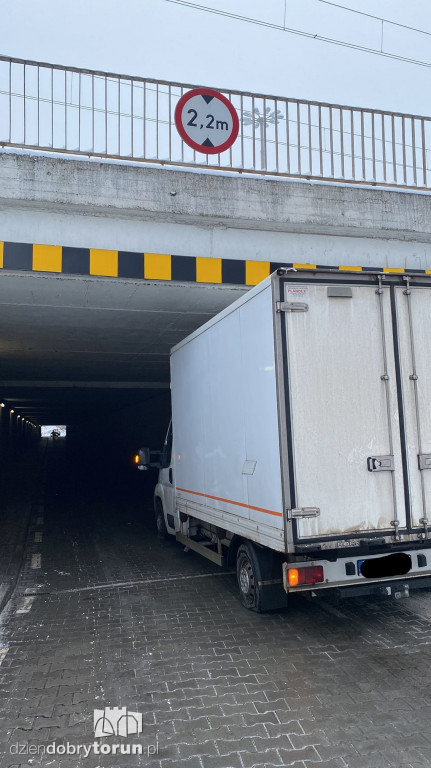 Toruń: auto zaklinowało się pod wiaduktem