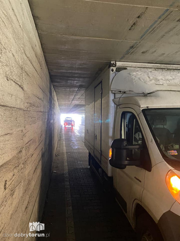 Toruń: auto zaklinowało się pod wiaduktem