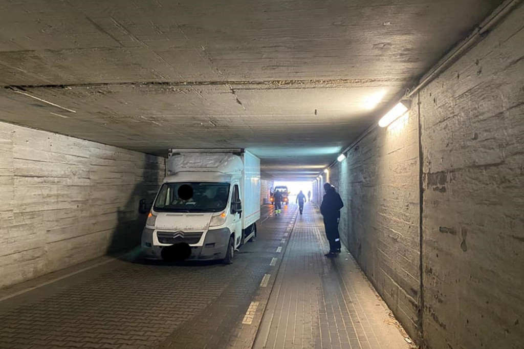 Toruń: auto zaklinowało się pod wiaduktem