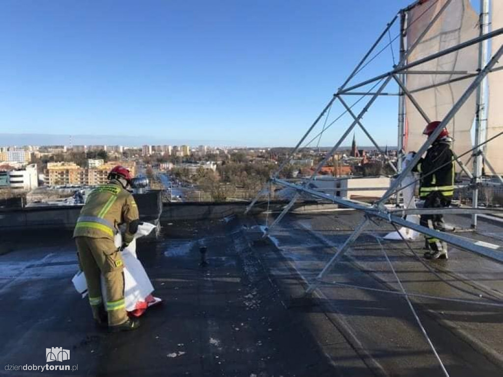 Toruń: interwencja strażaków na dachu wieżowca