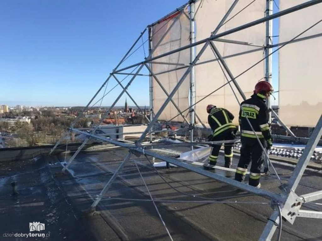 Toruń: interwencja strażaków na dachu wieżowca