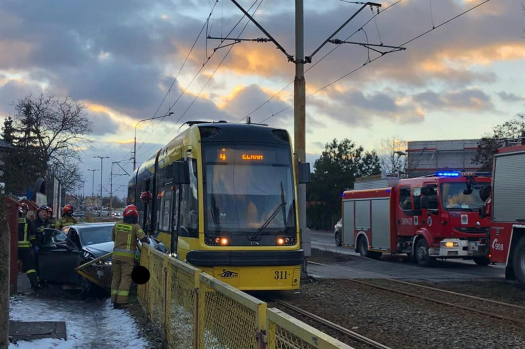 Toruń: kolizja osobówki z tramwajem