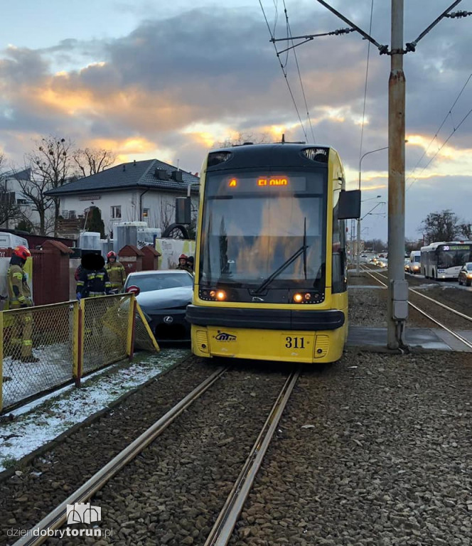 Toruń: kolizja osobówki z tramwajem