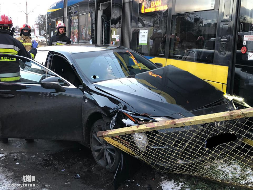 Toruń: kolizja osobówki z tramwajem