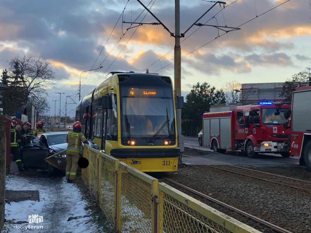 Toruń: kolizja osobówki z tramwajem