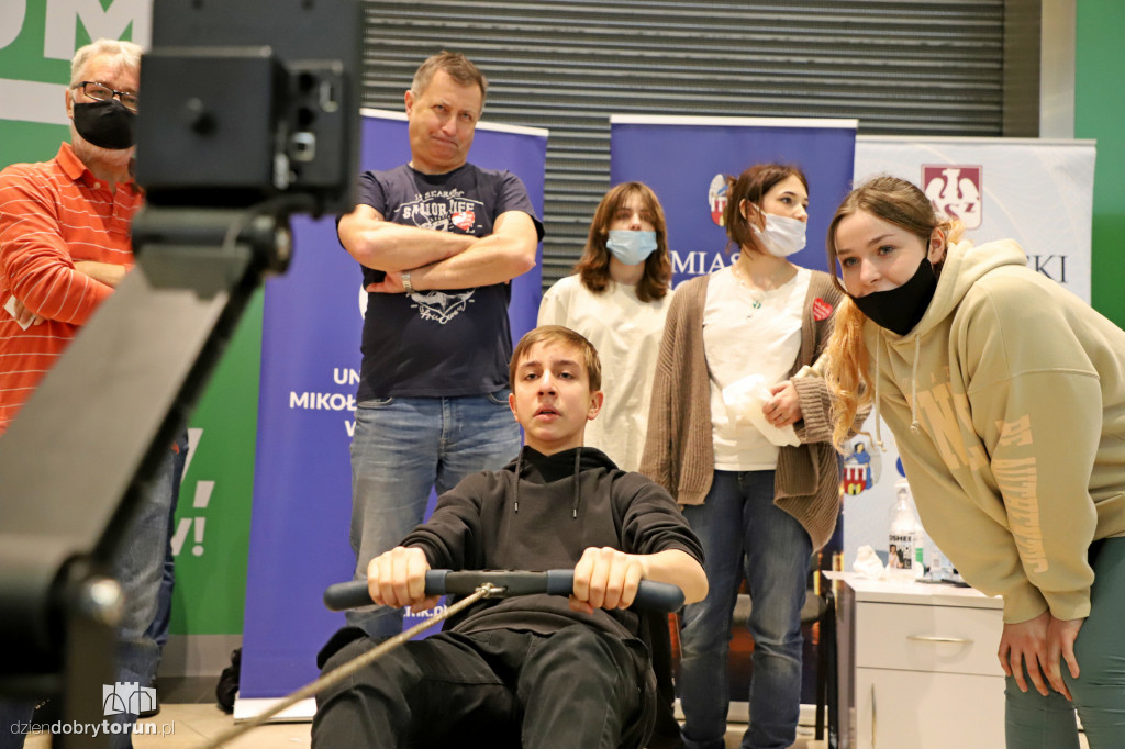 Wiosłowanie dla WOŚP w Atrium Copernicus