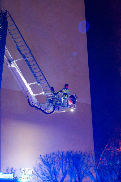 Toruń: zerwana elewacja wieżowca