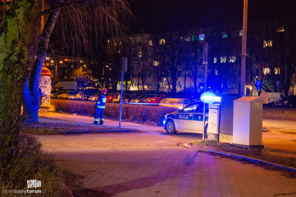 Toruń: zerwana elewacja wieżowca