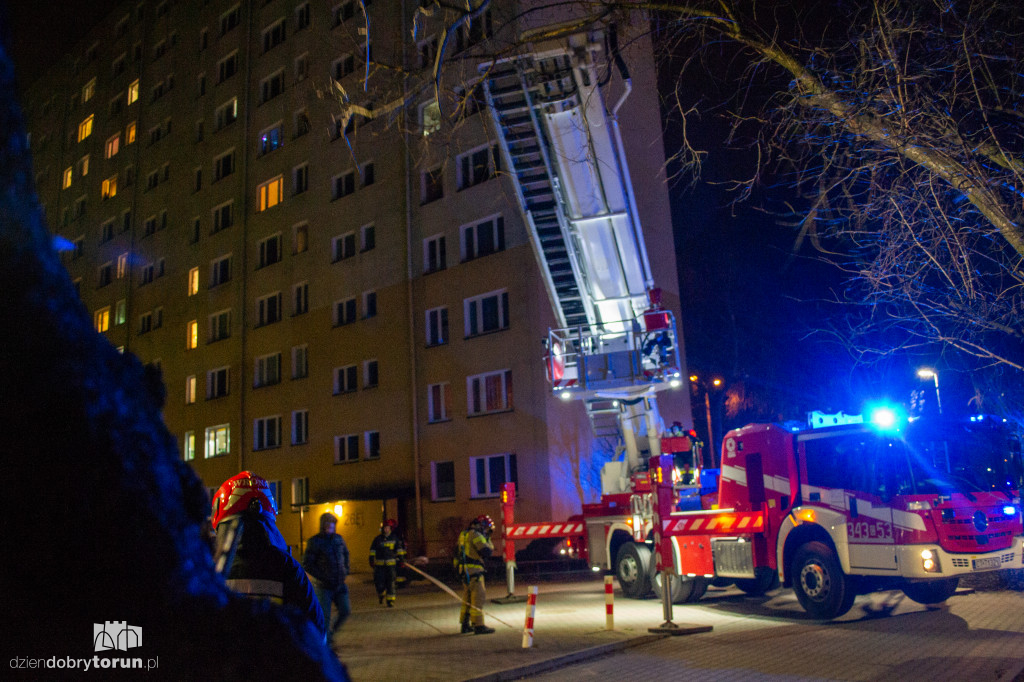 Toruń: zerwana elewacja wieżowca