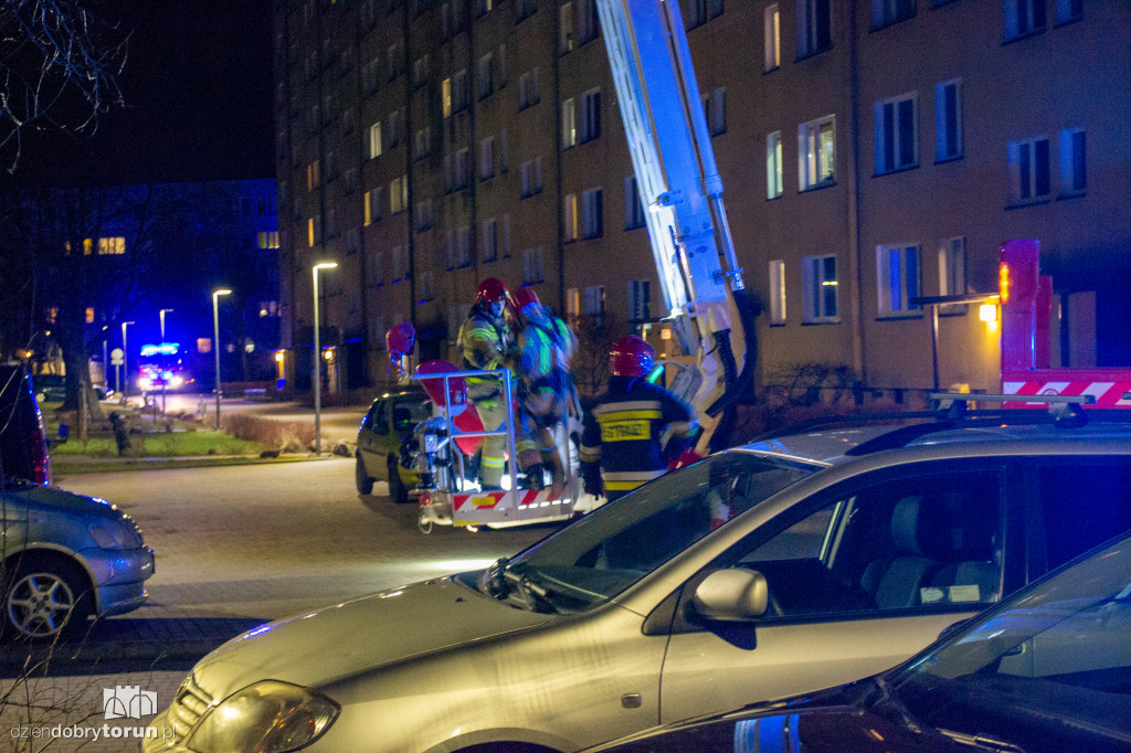 Toruń: zerwana elewacja wieżowca