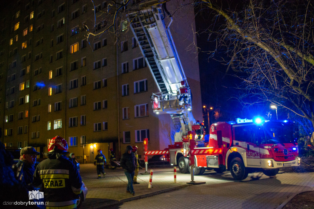 Toruń: zerwana elewacja wieżowca
