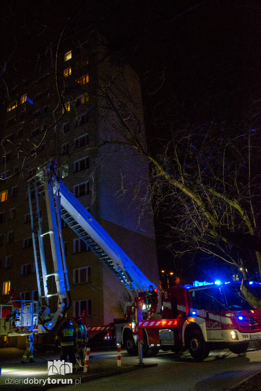 Toruń: zerwana elewacja wieżowca
