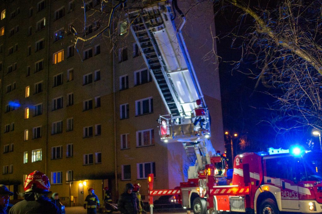 Toruń: zerwana elewacja wieżowca
