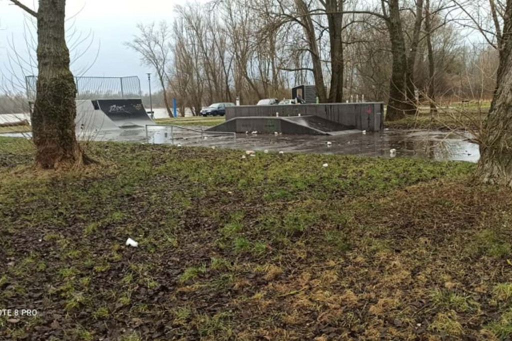 Zaniedbany skatepark  w Toruniu